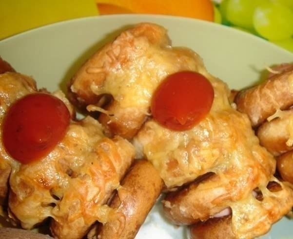 Сосиски в сушках под сыром Сосиски в сушках под сыром