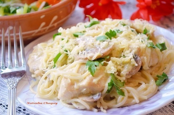 Паста с курицей и грибами в сливочном соусе с карри. Паста с курицей и грибами в сливочном соусе с карри.