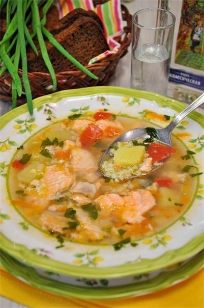 Рыбный суп из сёмги с овощами и пшеном.