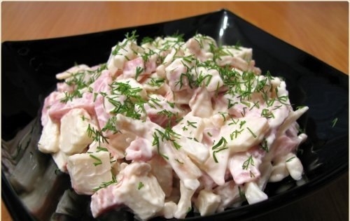 Острый салат с крабовыми палочками