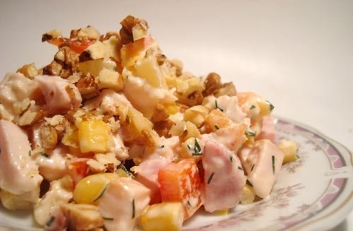 САЛАТИК С КОПЧЕННОЙ КУРИНОЙ ГРУДКОЙ.