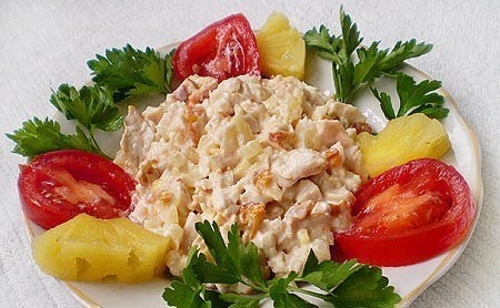 САЛАТ ИЗ КОПЧЕНОЙ КУРИЦЫ.