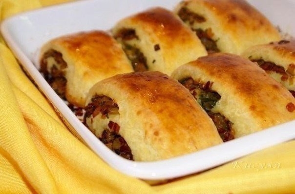 Картофельный рулет со шкварками