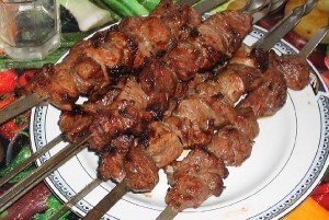 ШАШЛЫК ИЗ СВИНИНЫ С КИВИ И ЛИМОНОМ