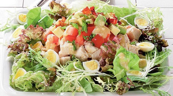 Голливудский салат с курицей и беконом