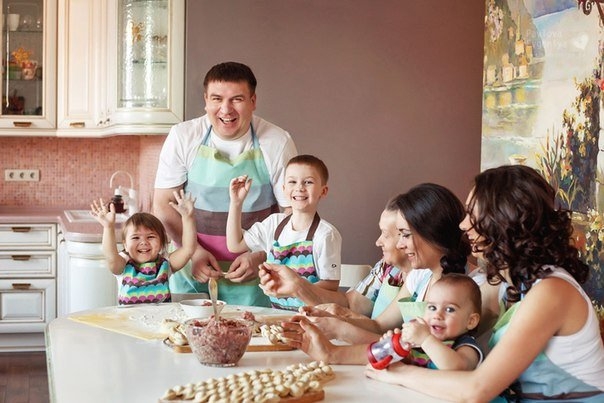 ЛЕПИМ ПЕЛЬМЕНИ ВСЕЙ СЕМЬЁЙ