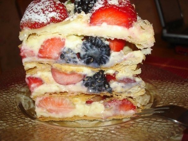 Мильфёй, тортик из слоеного теста с маскарпоне и ягодами.