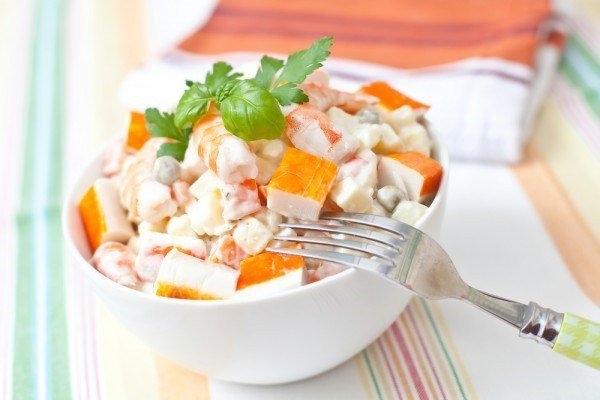 Салат с крабовыми палочками, горошком и креветками