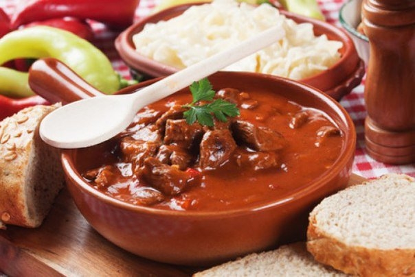 Невероятно нежное мясо из мультиварки: гуляш с густой подливкой