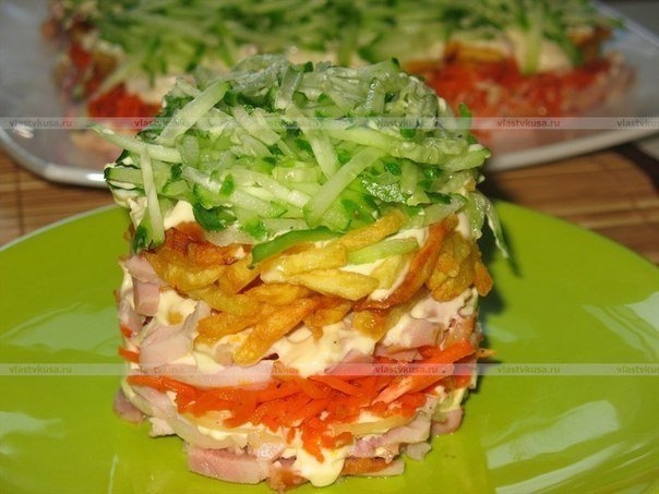 Слоеный салат с курицей и картофелем.