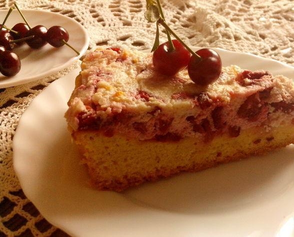Пирог с вишней и творожным кремом.