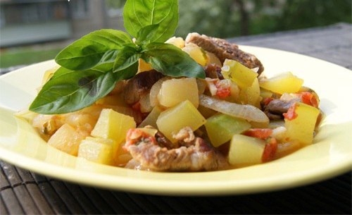 Мясное рагу с кабачками.