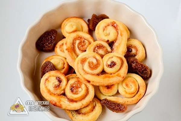 Слойки с джемом.