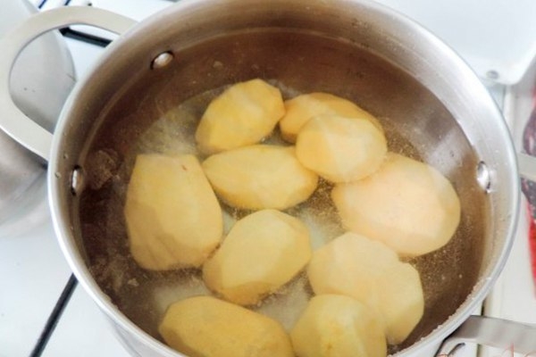 Картофельная запеканка с курицей под сметанным соусом.