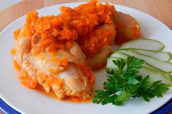 Курица тушёная с морковью.