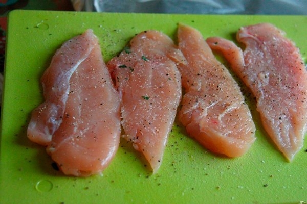 Пирожки с курицей и сыром в духовке.