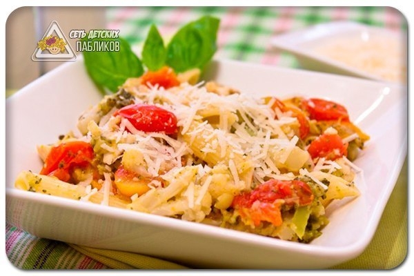 Макароны с брокколи, цветной капустой и куриным филе.