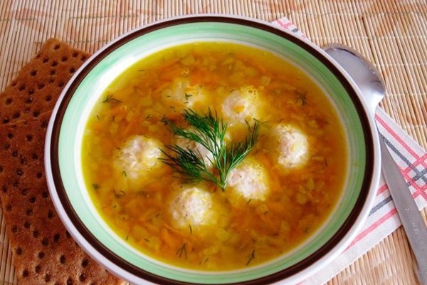 Гороховый суп с куриными фрикадельками.
