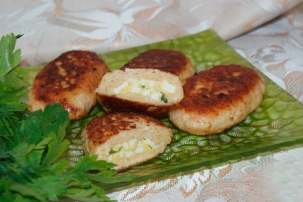 Зразы из куриного филе с яйцом и луком.