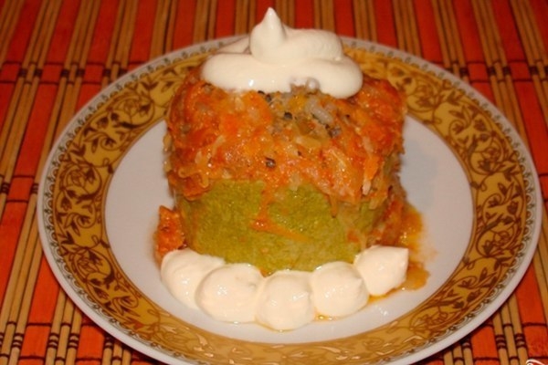 Кабачки с фаршем и рисом.