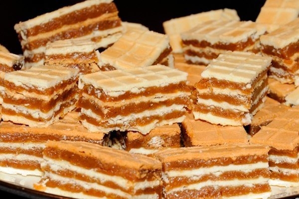Вафли с карамелью.