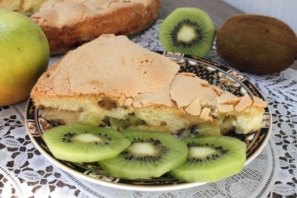 Шарлотка с яблоками и киви.