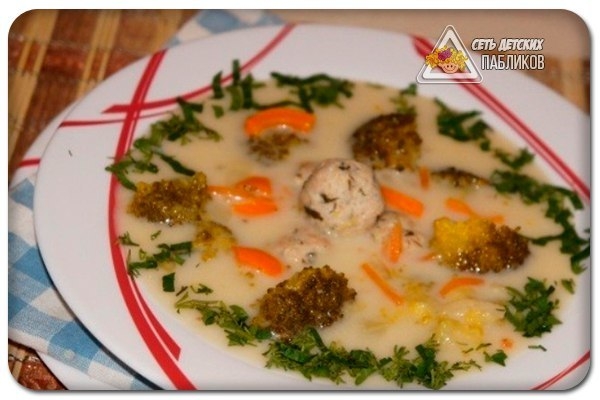 Суп с фрикадельками и брокколи.