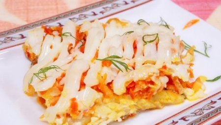 Рыба, запеченная с луком и морковью .