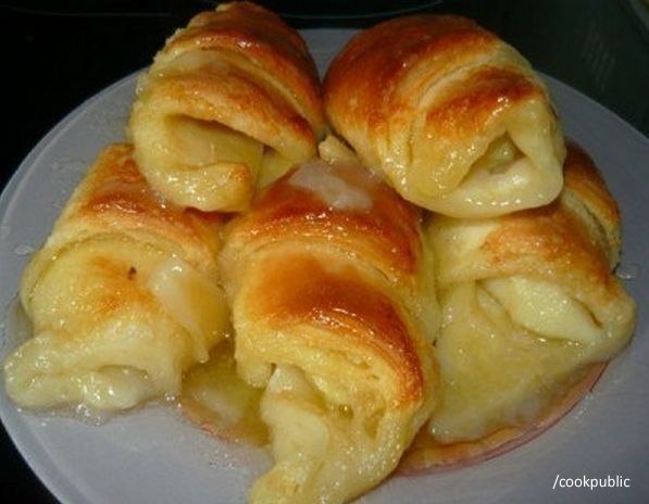 Слойки с яблоками, даже школьник справится.