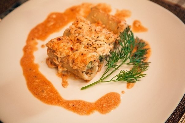 Макароны начиненные куриным фаршем. Вашему школьнику понравится.