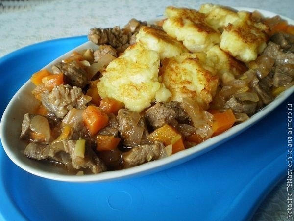 Говядина с картофельными галушками.