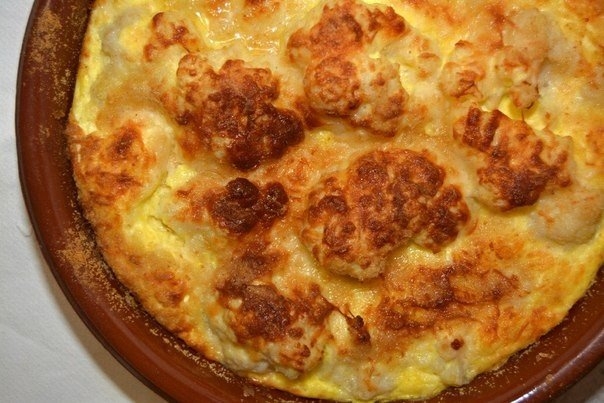 Цветная капуста, запеченная под яйцами, сметаной и сыром.