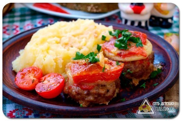 Мясные котлеты запечённые с овощами в духовке.
