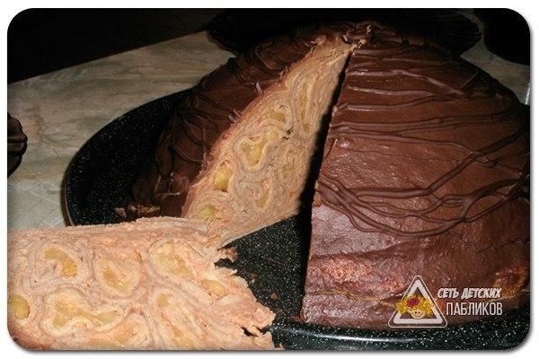 Блинный торт с шоколадным кремом.