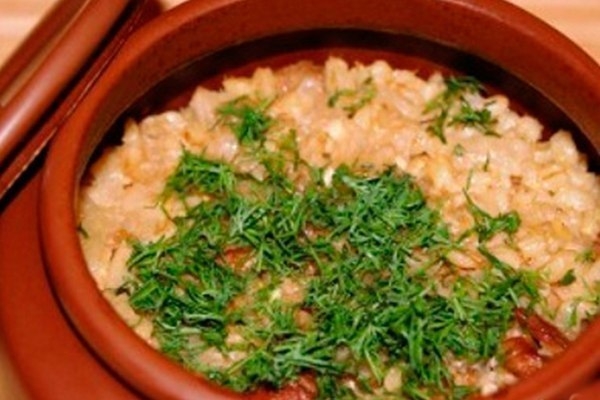 Перловка с мясом в горшочке.
