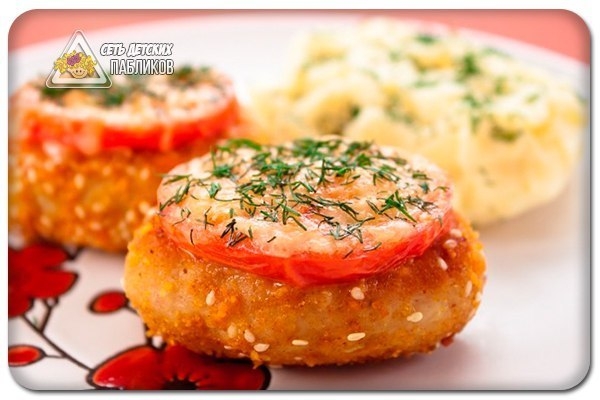 Котлеты из индейки, жаренные с помидорами и сыром.