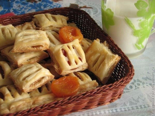 Мини-слойки с курагой и грушей.