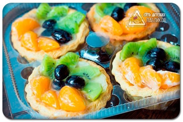 Корзиночки с фруктами и кремом.
