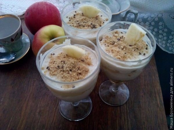 Творожно-банановый десерт с яблоком.