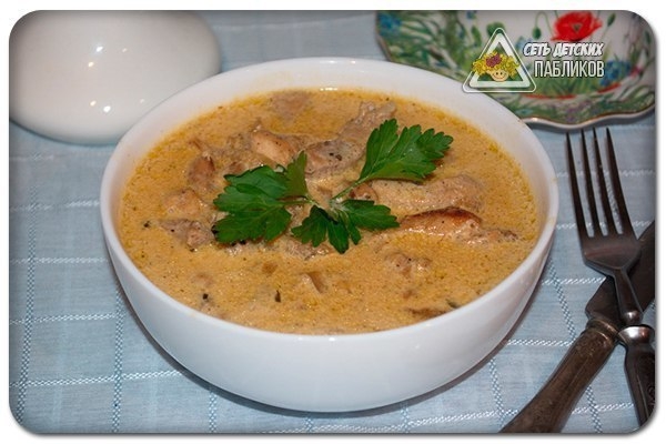 Мясо под сливочным соусом.