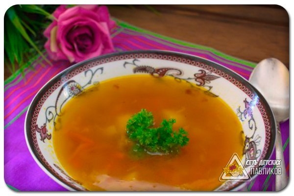 Суп с кусочками говядины.