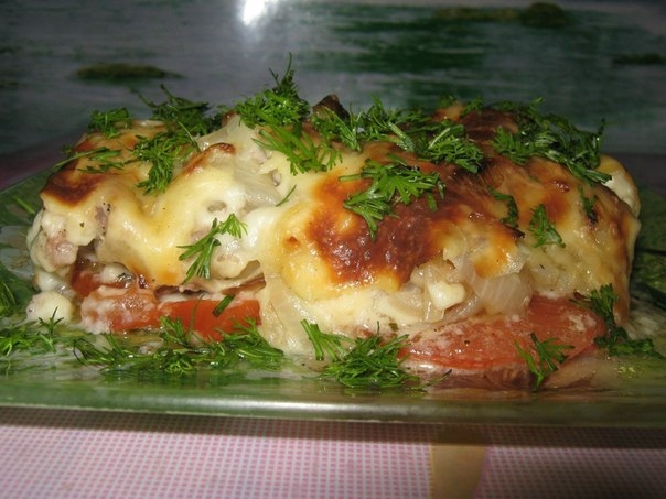 Очень вкусное и нежное мясо получается,благодаря соусу "Бешамель".Время на приготовление 1 час.