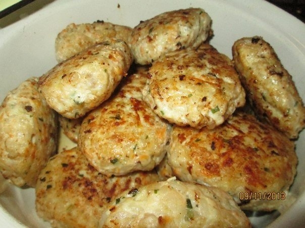 Рисовые котлетки с куриным фаршем, зеленью, морковью.