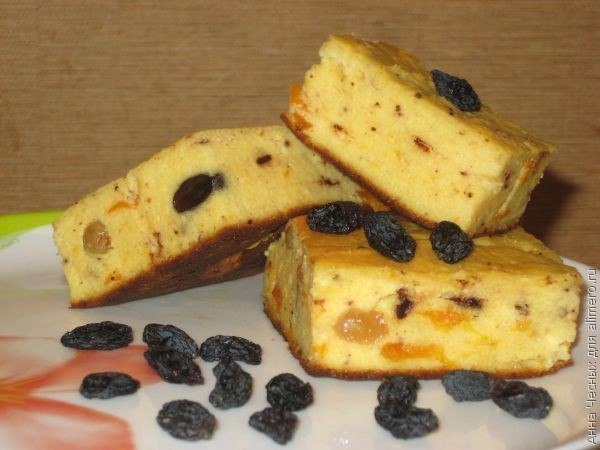 Творожная запеканка с изюмом, курагой и шоколадом.