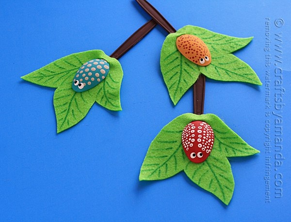 Букашки из пластиковых ложек.