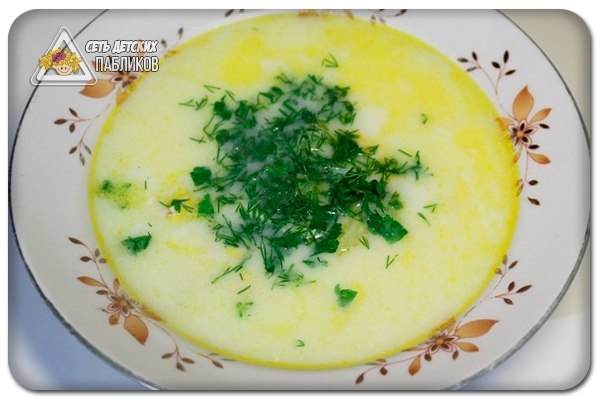 Сырный суп на курином бульоне.
