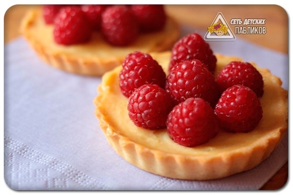 Тарталетки с заварным кремом и ягодами.