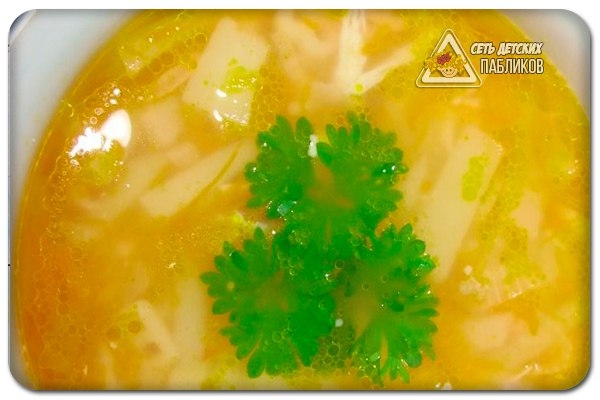 Суп с макаронами и курицей.