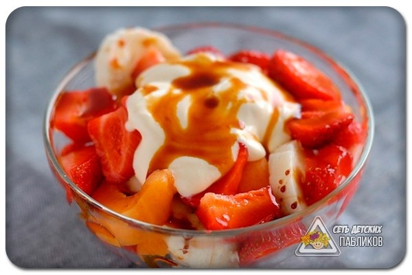 Десерт из клубники и банана.