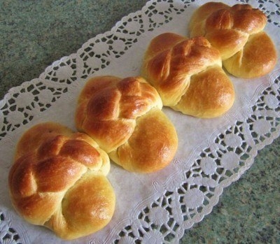 Пирожки разных видов формовки с рисово-мясной начинкой.